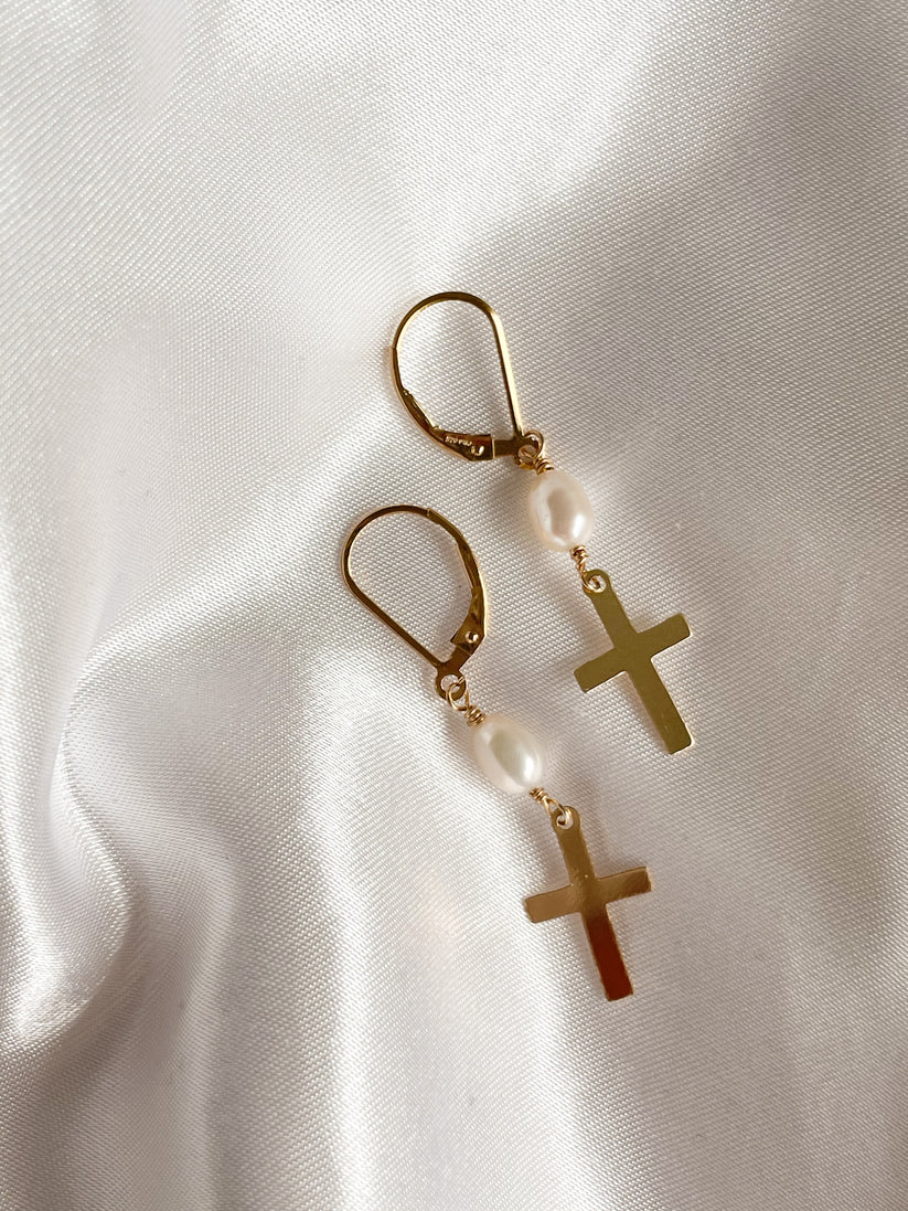 All things i heart- pearl cross earrings