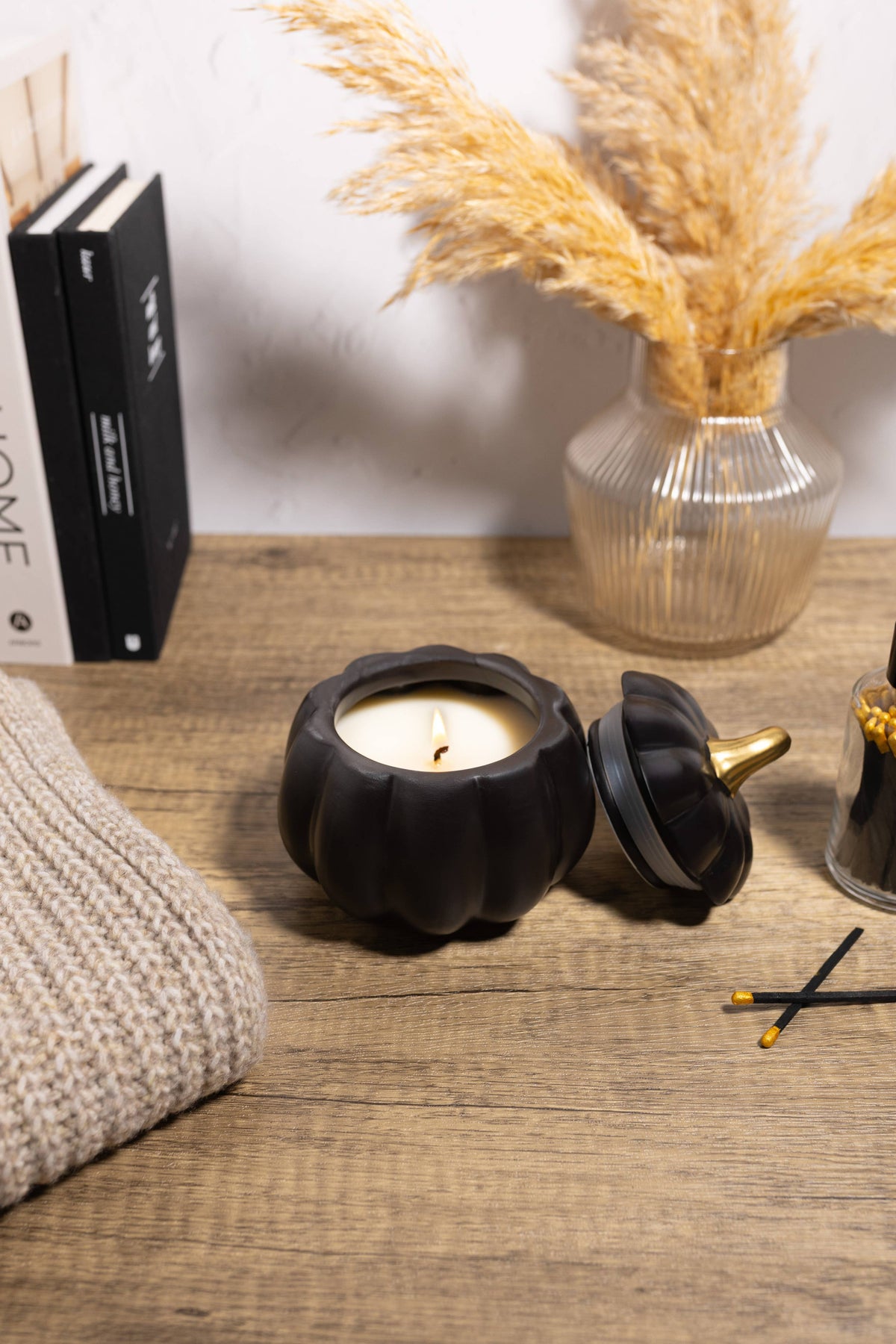 Market Candle Company - BLACK PUMPKIN CERAMIC CANDLE: Pumpkin Caramel