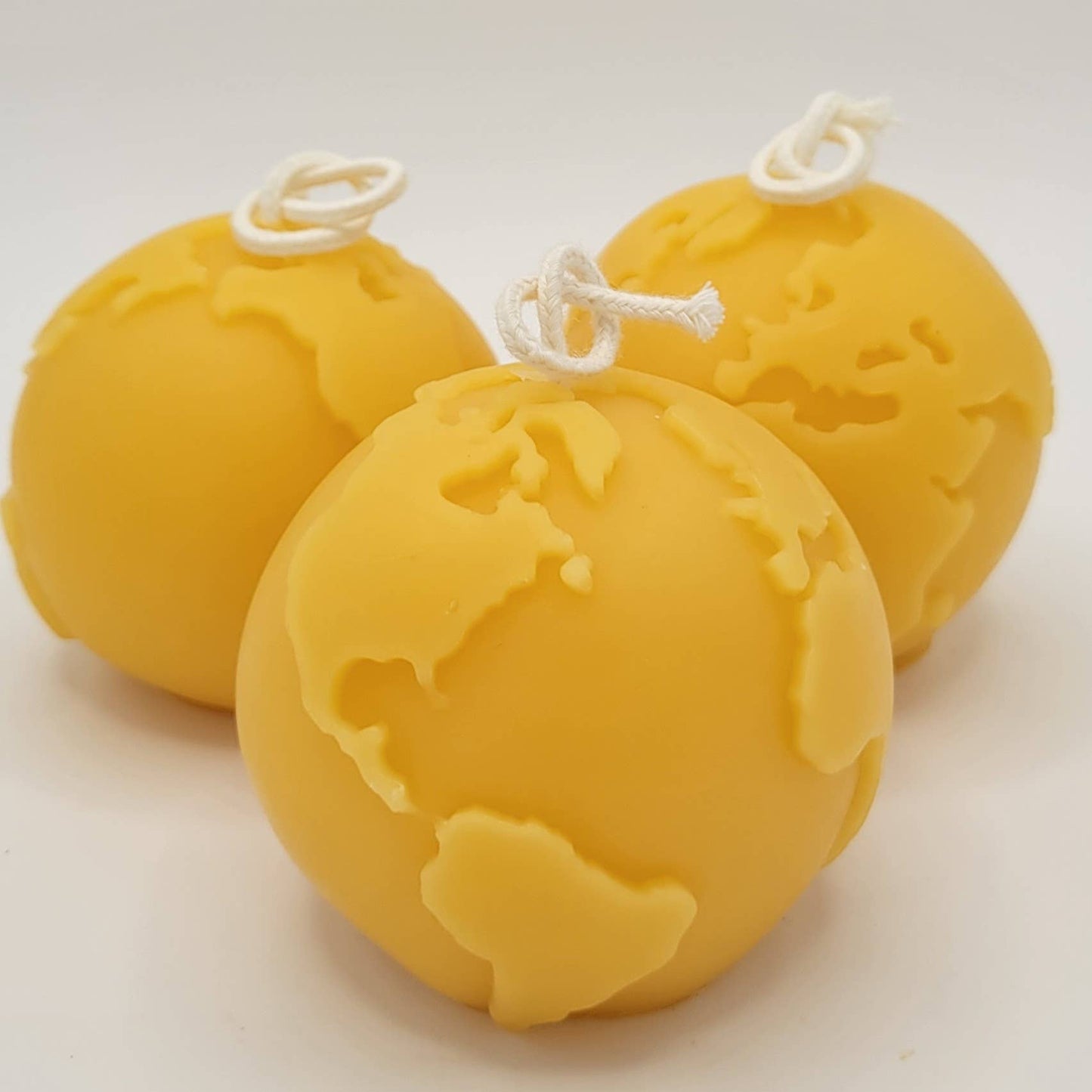 Eastvan bees - World Globe Beeswax candle