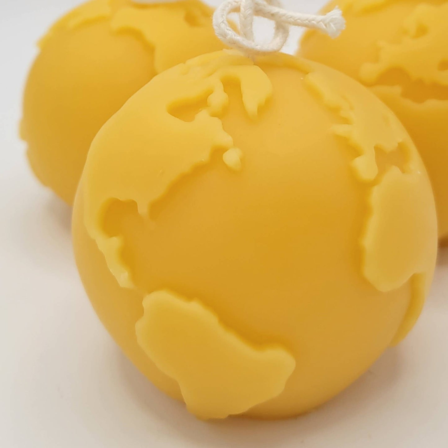 Eastvan bees - World Globe Beeswax candle