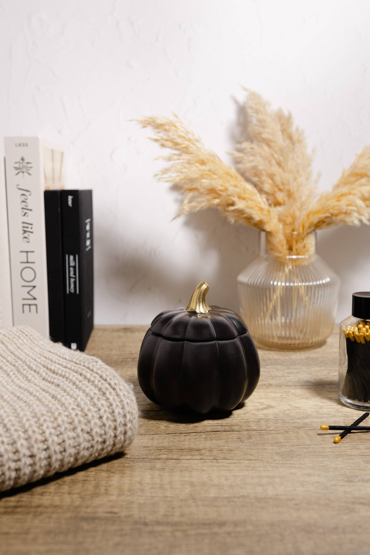 Market Candle Company - BLACK PUMPKIN CERAMIC CANDLE: Pumpkin Caramel