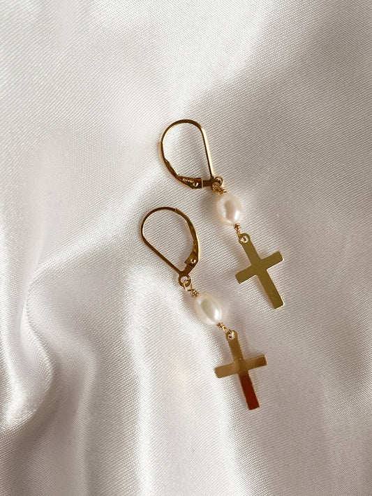 All things i heart- pearl cross earrings