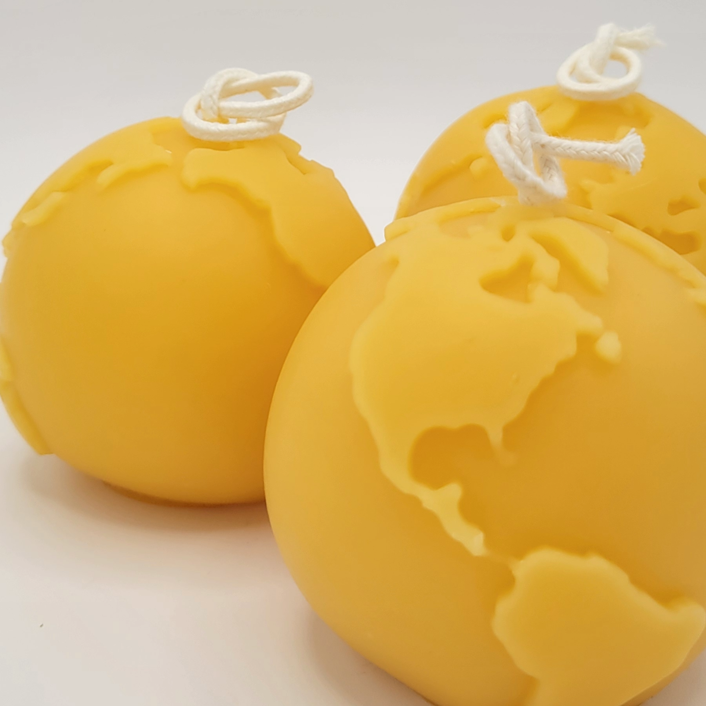 Eastvan bees - World Globe Beeswax candle